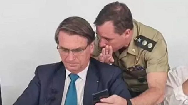 Bolsonaro e Mauro Cid (Foto: Reprodução/Youtube)