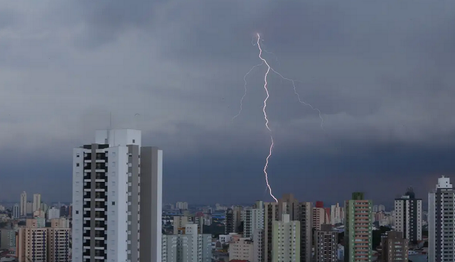 De acordo com o órgão, estão previstas chuvas de até 60 mm/h e de até 100 mm/dia (Foto: REUTERS/Amanda Perobelli/Direitos Reservado)
