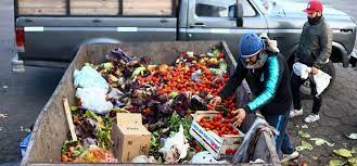 Homem recolhe comida em contêiner onde alimentos são descartados no Mercado Central de Buenos Aires. Choque neoliberal do presidente ultradireitista impôs mais sofrimento à população do país em profunda crise econômica - (Foto: REUTERS/Matias Baglietto)