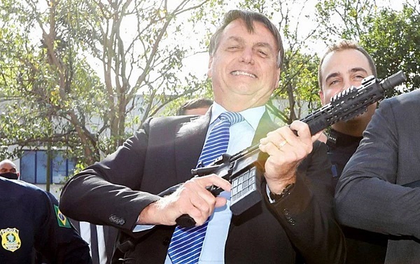 Bolsonaro: segundo o TCU, o Exército concedeu registros de CACs a 5.235 pessoas condenadas por tráfico de drogas, homicídio e lesão corporal