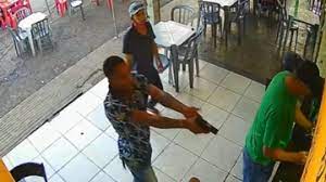 Imagens registradas por câmeras de segurança mostram o momento em que os homens armados assaltam o local - Reprodução/Redes Sociais