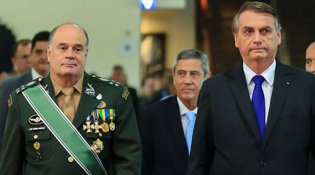 Freire Gomes, Braga Netto e Jair Bolsonaro em solenidade militar em dezembro de 2022 (Foto: Estevam Costa/PR)