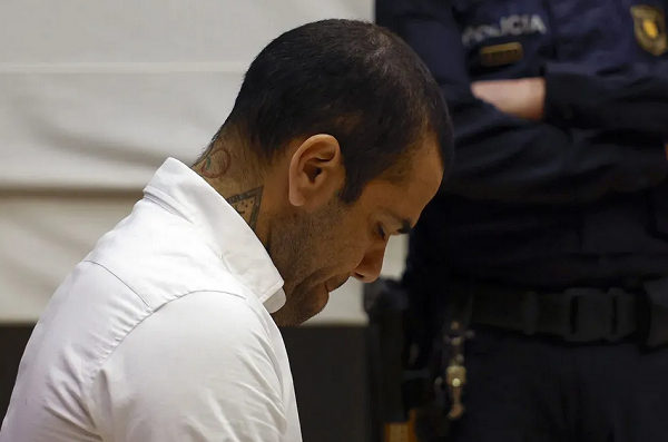 Daniel Alves durante julgamento (Foto: ALBERTO ESTÉVEZ/POOL/AFP)
