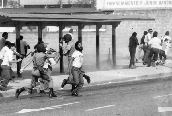 Repressão policial a trabalhadores em manifestação no ABC paulista durante a greve de 1979 (Foto: Arquivo Público do Estado de São Paulo)
