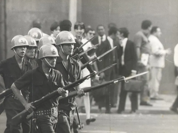 Militares durante manifestação estudantil contra a ditadura militar (Foto: Arquivo Nacional/Ministério da Gestão e Inovação Social)