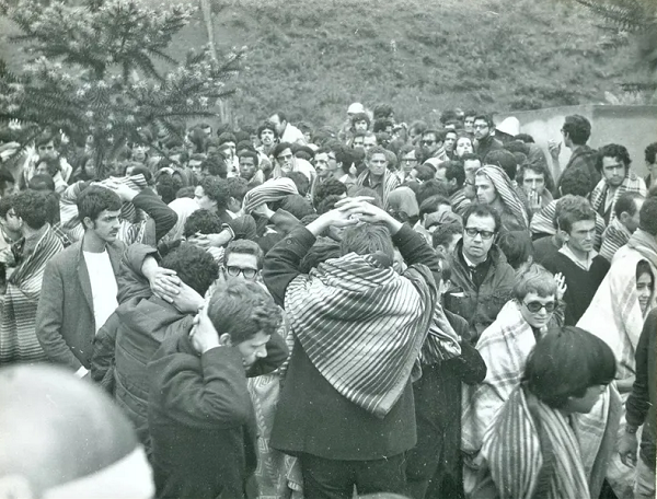 Estudantes presos no Congresso da UNE em Ibiúna em 1968 (Foto: Arquivo Público do Estado de São Paulo)