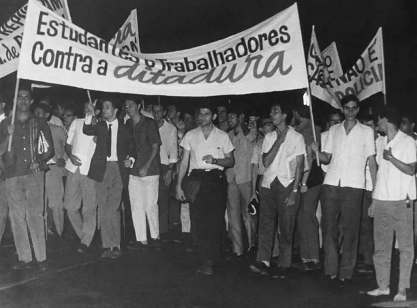 Estudantes e trabalhadores formaram uma das frentes de resistência ao longo da ditadura (Foto: Arquivo Nacional/Correio da Manhã)
