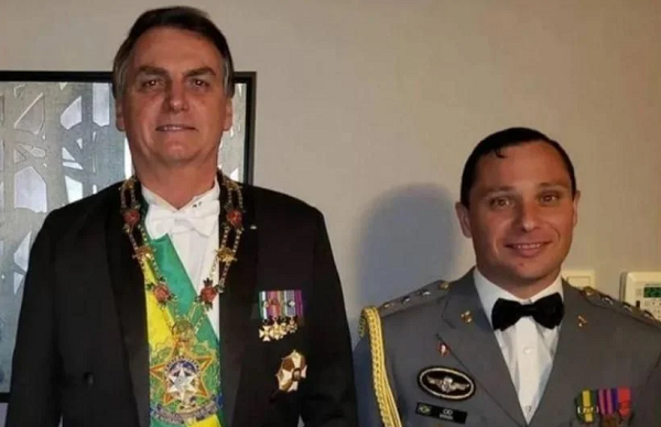 Jair Bolsonaro e Mauro Cid (Foto: PR)