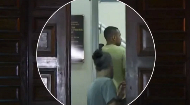 Robinho chega na penitenciária de Tremembé (Foto: Reprodução/TV Globo)