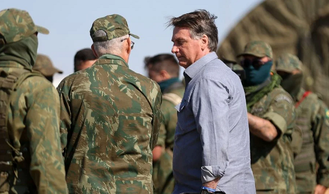 Jair Bolsonaro e militares do Exército (Foto: Pedro Ladeira/Folhapress)
