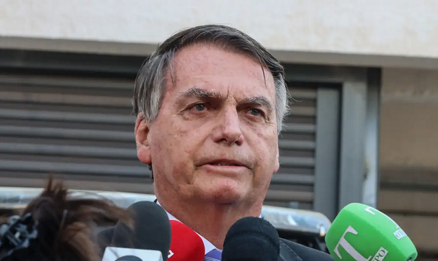 O ex-presidente Jair Bolsonaro, fala com jornalistas, na sede da Polícia Federal em Brasília (Foto: Valter Campanato/Agência Brasil)