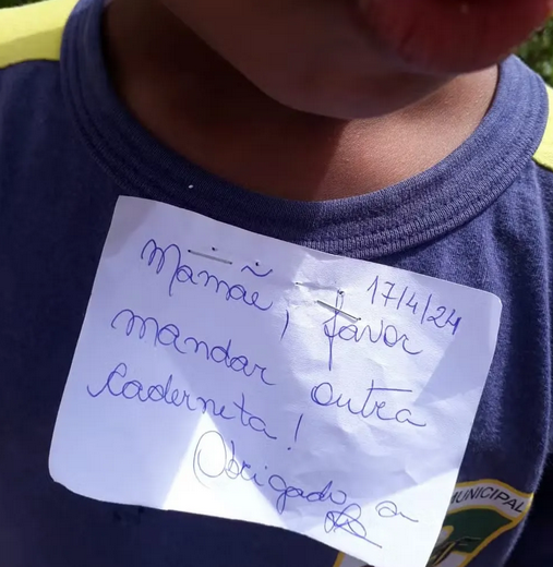A mãe da criança afirmou que a criança teve que ficar com o bilhete grampeado na roupa durante todo o turno da aula (Foto: Jennifer Kelly Silva/Arquivo pessoal)
