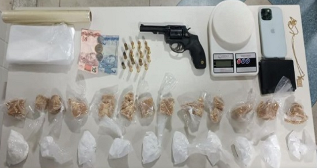 Todo material apreendido, foi apresentado na 18ª delegacia para adoção das medidas cabíveis (Foto: Ascom/12º BPM)