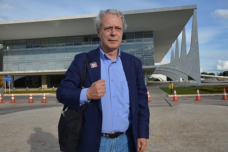 'A religião, como a política, serve para libertar e serve para oprimir. Depende de como é aplicada', afirma Frei Betto - José Cruz/Agência Brasil