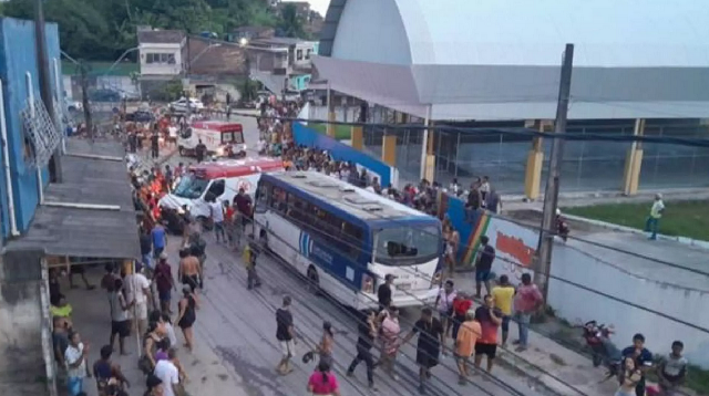 Motorista do micro-ônibus perdeu o controle da direção e acabou atingindo os fiéis que participavam da procissão (Foto: Divulgação/Diário PE)