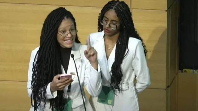 Naira e Marta Mello durante leitua de carta de repúdio (Foto: Reprodução)