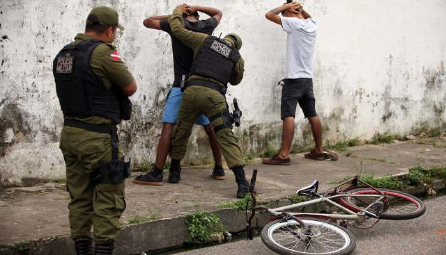 Os ministros concluíram que os agentes devem realizar o procedimento se houver indícios de irregularidades - por exemplo, a posse de uma arma proibida (Foto: Reprodução)