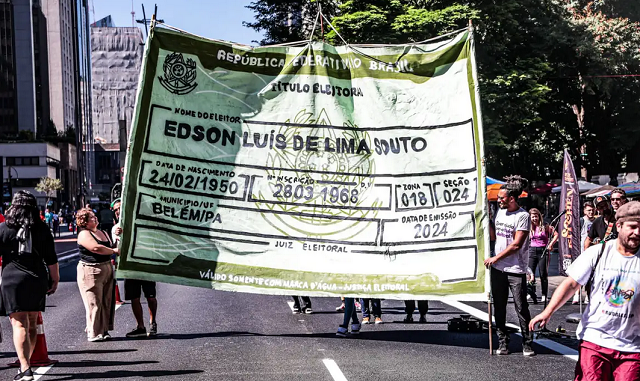 A réplica do documento é um lembrete de que o prazo para pedir o título e ficar apto para votar nas eleições de 2024 é o dia 8 de maio (Foto: Fernando Cavalcanti)