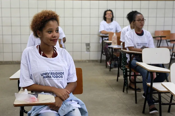 O curso prepara os estudantes para o acesso ao Ensino Superior (Foto: Divulgação/SEC)