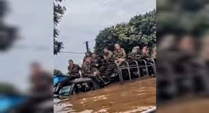 Não se sabe o que houve, mas presume-se que oficiais das Forças Armadas tenham expertise em cenários do tipo. Imagem mostra veículos totalmente submersos e tropas ilhadas - Créditos: Redes sociais/Reprodução