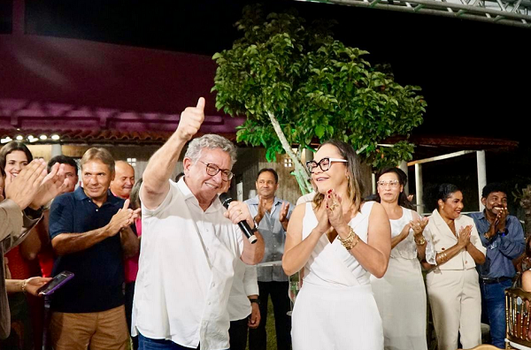 Pré-candidato do PT a prefeito de Camaçari ao lado de sua esposa, Ivoneide Caetano (Foto: Reprodução)