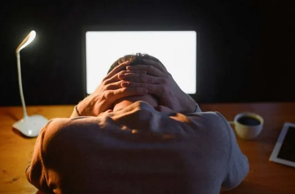 Homem não sabia que consumia conteúdo da filha no Onlyfans (Foto: Divulgação/Freepik)
