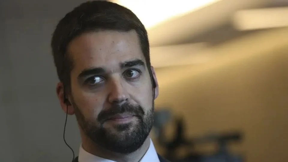 A Folha perde o pelo, mas não perde o vício. Com Lula ela é tigrão. A culpa de tudo, até do que não ocorreu, é do presidente, mas a incompetência assumida do governador do RS é explicável. Na imagem, o governador Eduardo Leite, do Rio Grande do Sul. Créditos: José Cruz/Agência Brasil