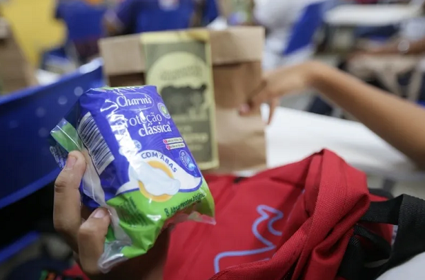 Além da entrega dos absorventes, o programa contempla uma série de iniciativas que aborda pedagogicamente o tema, nas escolas (Foto: Feijão Almeida/GOVBA)