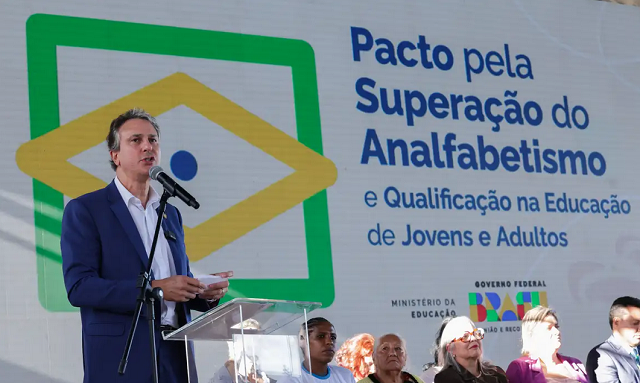 Lançamento do Pacto Nacional pela Superação do Analfabetismo e Qualificação da Educação de Jovens e Adultos (EJA), em Brasília (Foto: Antonio Cruz/Agência Brasil)