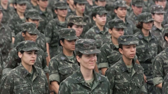 Medida deve passar a valer a partir de 2025; atualmente, mulheres só entram nas Forças Armadas através de escolas preparatórias e não ocupam funções de combate. Créditos: Sergio Lima/Folhapress