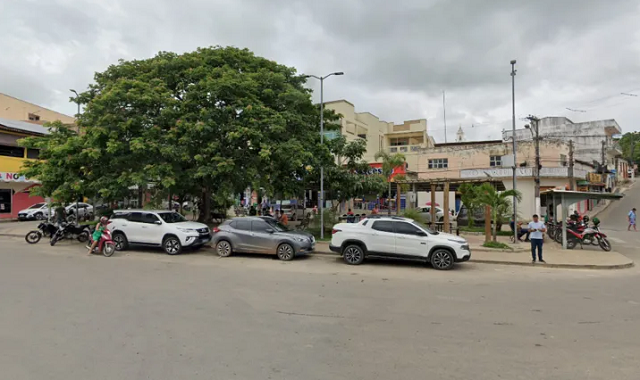 Casal embriagado estaria vendendo duas crianças, na Rua Isabela Costa, no Centro de Medeiros Neto (Foto: Reprodução/Google Street View)