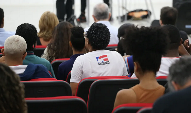 Texto aprovado prevê a ampliação da carga horária mínima total destinada à formação geral básica, das atuais 1,8 mil horas para 2,4 mil (Foto: Denisse Salazar/AG. A TARDE)