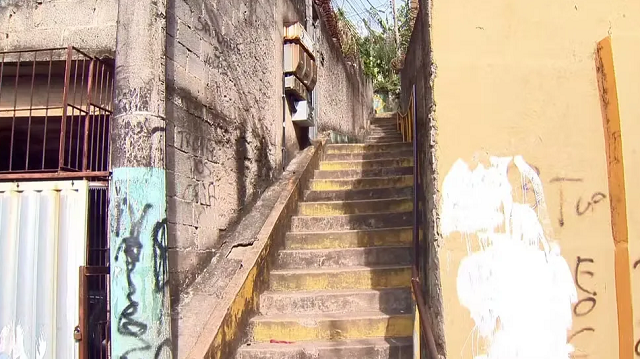 A vizinha contou que Brenda Luz da Silva ainda tentou fugir, mas caiu na escadaria em frente da casa (Foto: Reprodução/TV Gazeta)