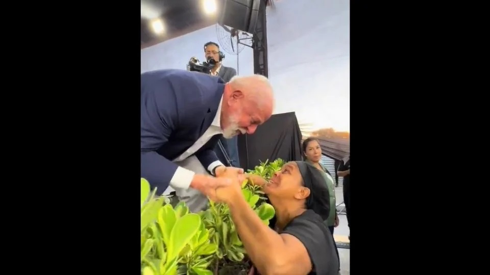 Lula e ex-catadora em Fortaleza - 'Cheguei a pedir esmola; mas quando tu entrou...' Créditos: Reprodução de vídeo