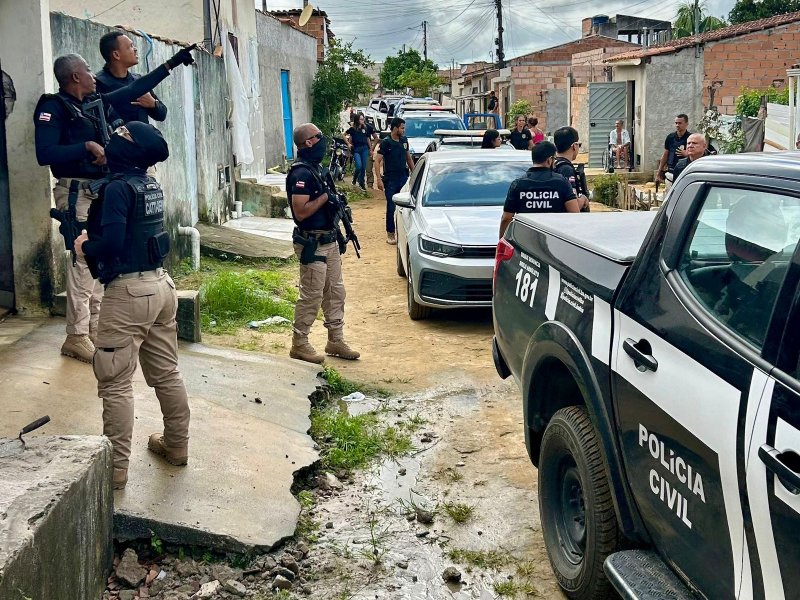 Mais de mil policiais civis cumprem mandados de prisão e de busca e apreensão em todo o estado. Já foram efetuadas 133 prisões - Foto: Ascom/Polícia Civil