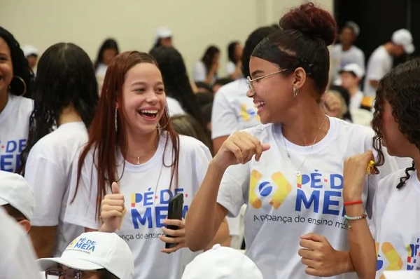Mais de 2,7 milhões de alunos do ensino médio de todo o país estão entre os beneficiários do Pé-de-Meia (Foto: Luís Fortes/MEC)