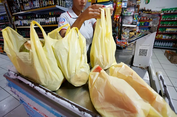 Lei estabelece que o comércio pode fornecer aos clientes alternativas aos sacos e sacolas plásticas, como sacolas de papel (Foto: Olga Leiria/Ag. A TARDE)