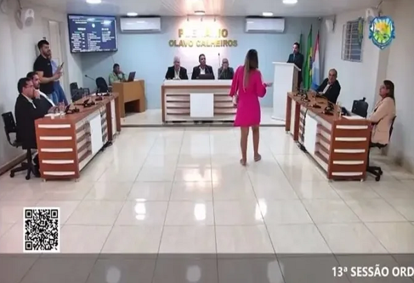 Vereador pediu que a polícia retirasse a mulher do plenário (Foto: Reprodução)