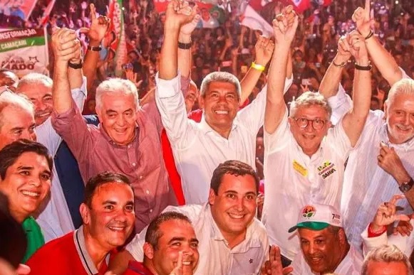 Caetano com o governador da Bahia, Jerônimo Rodrigues, e os senadores da Republica, Jacques Wagner e Oto Alencar, durante lançamento da Campanha, em Março, no Clube Social. Foto: Caderno Baiano