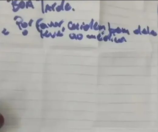 Ao lado do bebê, eles deixaram uma carta: 'Boa tarde. Por favor, cuidem bem dele e o leve ao médico' (Foto: Reprodução)