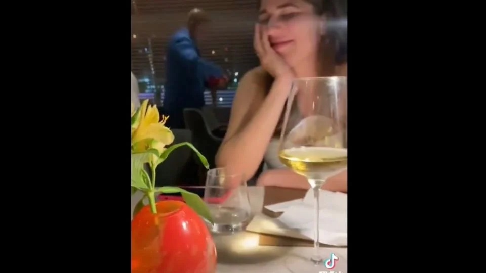 O erro dos jovens gerou um enorme susto; o melhor de tudo foi a reação do restaurante; veja no vídeo. Créditos: Reprodução de Vídeo