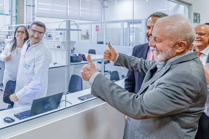 O presidente Luiz Inácio Lula da Silva (PT) rebateu nesta sexta-feira (5/7), críticas de que estaria “cansado”. “Quero ver se quem fala que eu estou cansado, que está sentado com a bunda na cadeira escrevendo, se tem coragem de levantar e ir para a rua para andar”, disse Lula durante inauguração do novo campus da Universidade Federal de São Paulo (Unifesp), em Osasco, na Grande São Paulo. O presidente está em viagem há uma semana, inaugurando obras no Sudeste e no Nordeste. Ele viaja ao Paraguai e à Bolívia neste fim de semana. “Então, se alguém achar que o Lulinha está cansado, pergunte à dona Janja. Ela é testemunha ocular. Quando falo que tenho 70 anos de idade, energia de 30 e tesão de 20, estou falando com conhecimento de causa”, disse o presidente. Ele ainda postou no X (antigo Twitter): “Para quem acha que eu estou cansado, acompanhem a minha rotina, a minha agenda, vejam os eventos, transmissões, reuniões, viagens de trabalho. Quero ver quem aguenta o meu ritmo”. “Economia não vai quebrar” Na mesma agenda pública, Lula disse que “a economia não vai quebrar” porque seu governo tem responsabilidade fiscal e social. Reprodução
