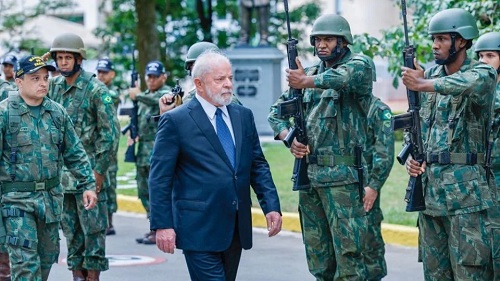 Lula em revista de tropas militares. Créditos: Ricardo Stuckert