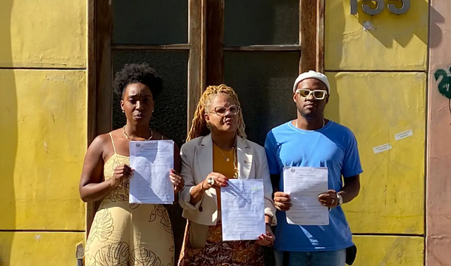 Jackeline Oliveira, a presidente da Comissão de Combate ao Racismo da Câmara Municipal, Monica Cunha, e o produtor Wanderso Luna com o registro da denúncia contra racismo em roda de samba (Foto: Jackeline Oliveira/Arquivo pessoal)
