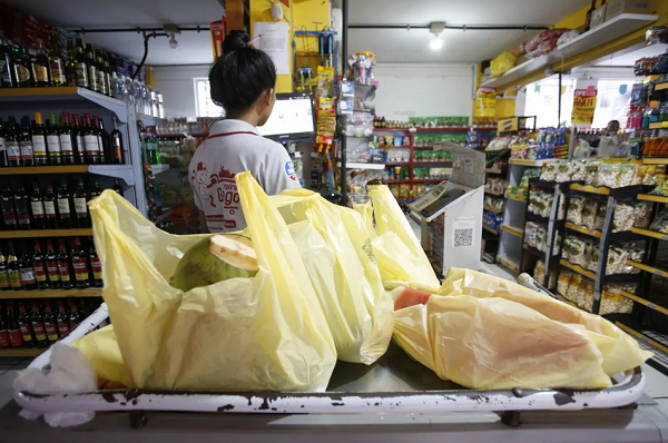 Projeto de lei põe em risco um setor com 93 indústrias transformadoras de plástico no estado, sendo 44 fabricantes de sacolinhas (Foto: Olga Leiria/Ag. A TARDE)