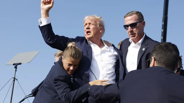 Trump leva tiro na orelha durante comício na Pensilvânia (Foto: REUTERS/Brendan McDermid)