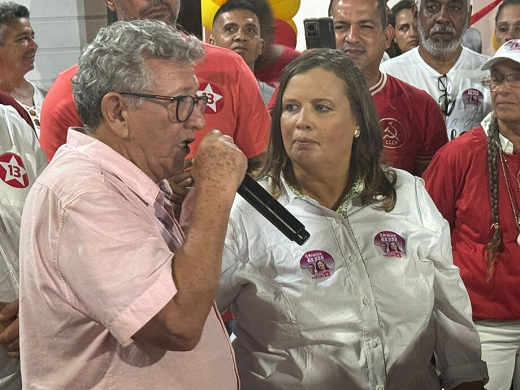 Candidato a prefeito, Luiz Caetano ao lado da candidata Branca Patrícia (Foto: Bruno Cordeiro/Relata Bahia)