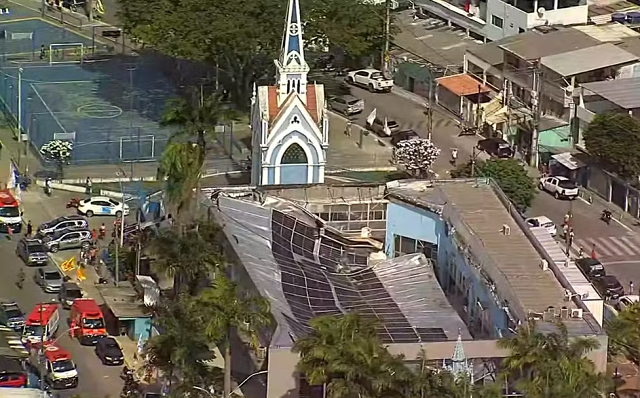 Telhado do Santuário do Morro da Conceição desabou por volta das 13h30 desta sexta, durante uma distribuição de cestas básicas (Foto: Reprodução)