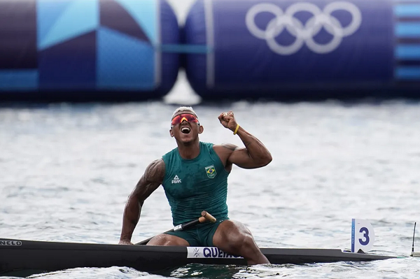 Isaquias comemorando conquista da medalha (Foto: Alexandre Loureiro/COB)