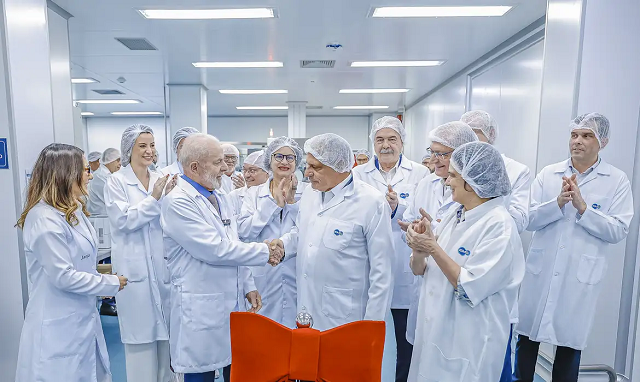 Presidente Luiz Inácio Lula da Silva e a ministra da Saúde, Nísia Trindade durante inauguração de fábrica de polipeptídeo sintético, em Hortolândia (SP) (Foto: © Ricardo Stuckert)